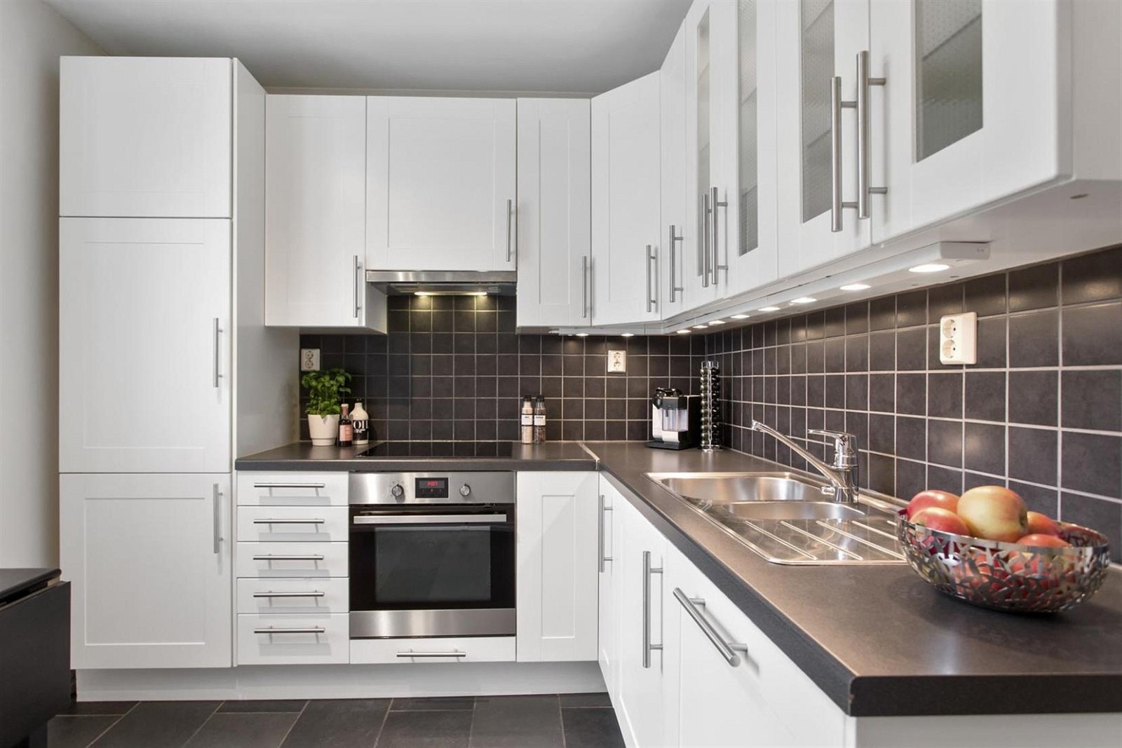 Flott kjøkken hvor husets kokk garantert vil trives. Kjøkkeninnredning fra IKEA med laminert bekeplate og profilerte fronter Galleribilde