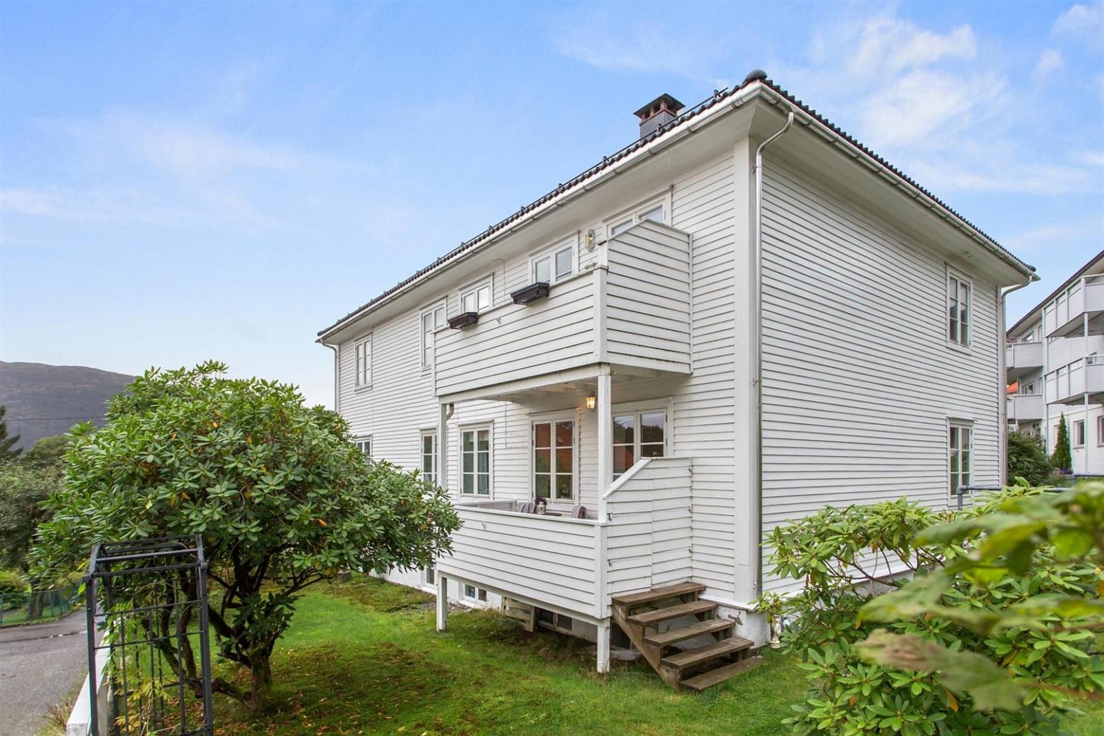 Borettslaget har felles hage som er flott opparbeidet med gress og annen beplantning Galleribilde