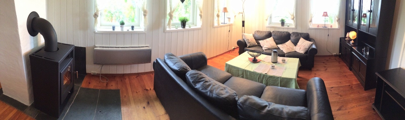 Stue med peisovn og varmepumpe Galleribilde