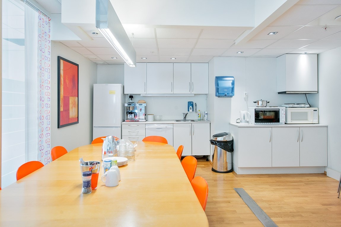 Felles kjøkken/spiserom på messanin Galleribilde