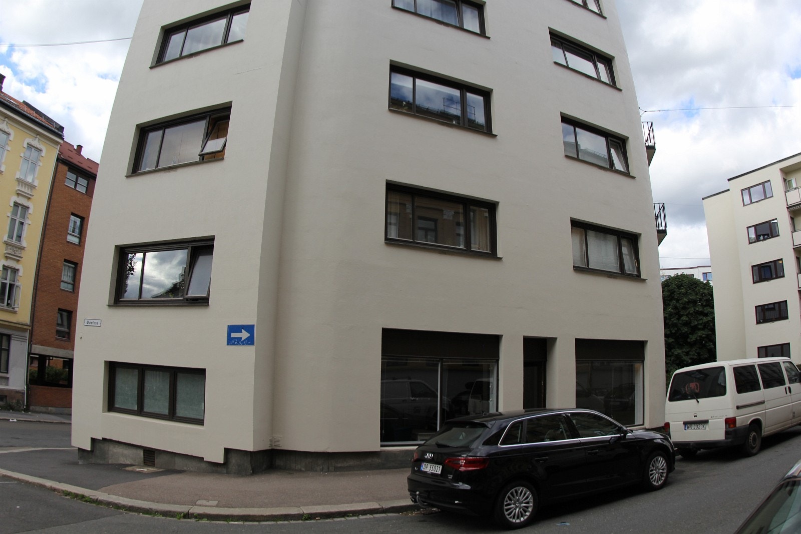 Fasade.
Sykkelsti rett utenfor lokalet idag. Slipper parkerte biler rett utenfor. Galleribilde