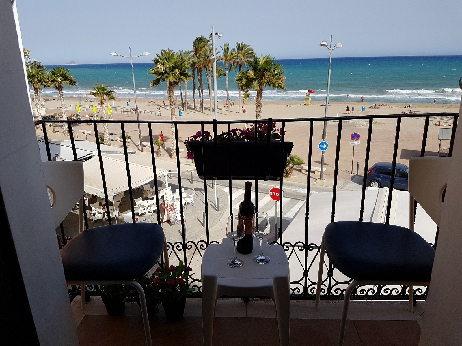 Franske balkonger med plass til 2 stoler og lite bord Galleribilde