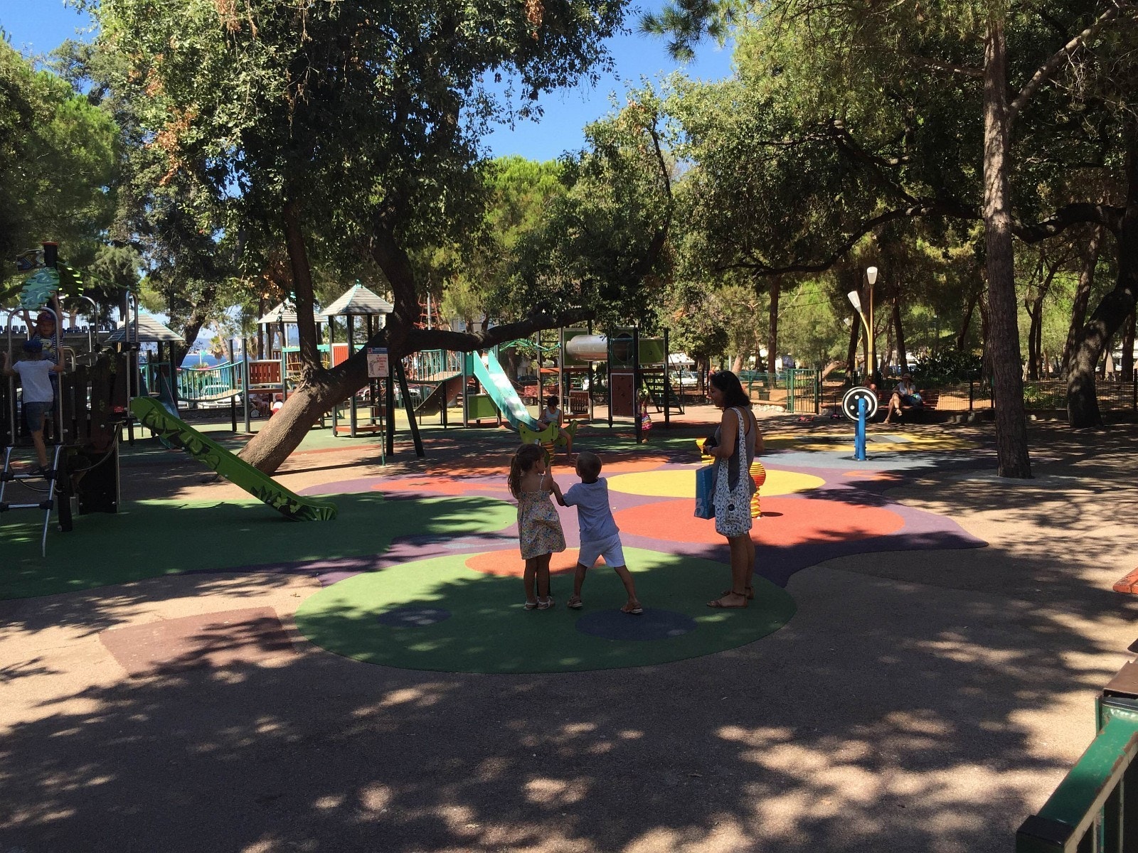 En koselig park med mange aktiviteter for barn og voksne - kun 200 meter fra huset. Galleribilde