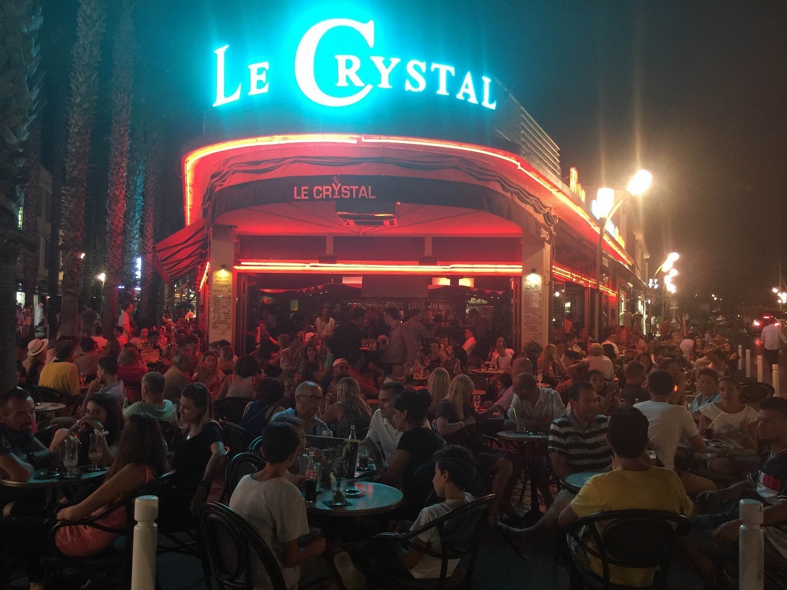 Barer og restauranter kun 350 meter fra huset. Galleribilde