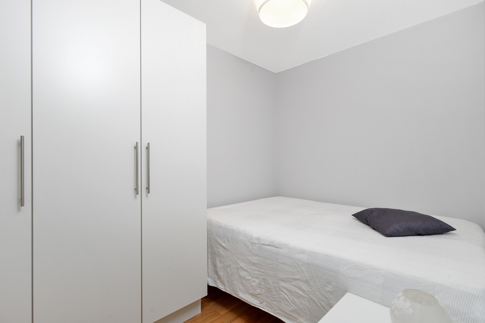 Soverom med dobbeltseng og god garderobe. Fin utsikt Galleribilde