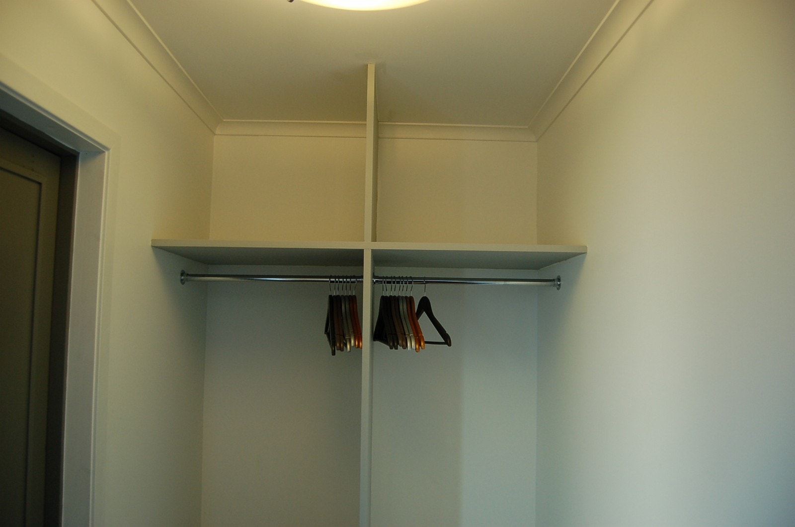Garderobe i vindfang felles med 1 etg Galleribilde