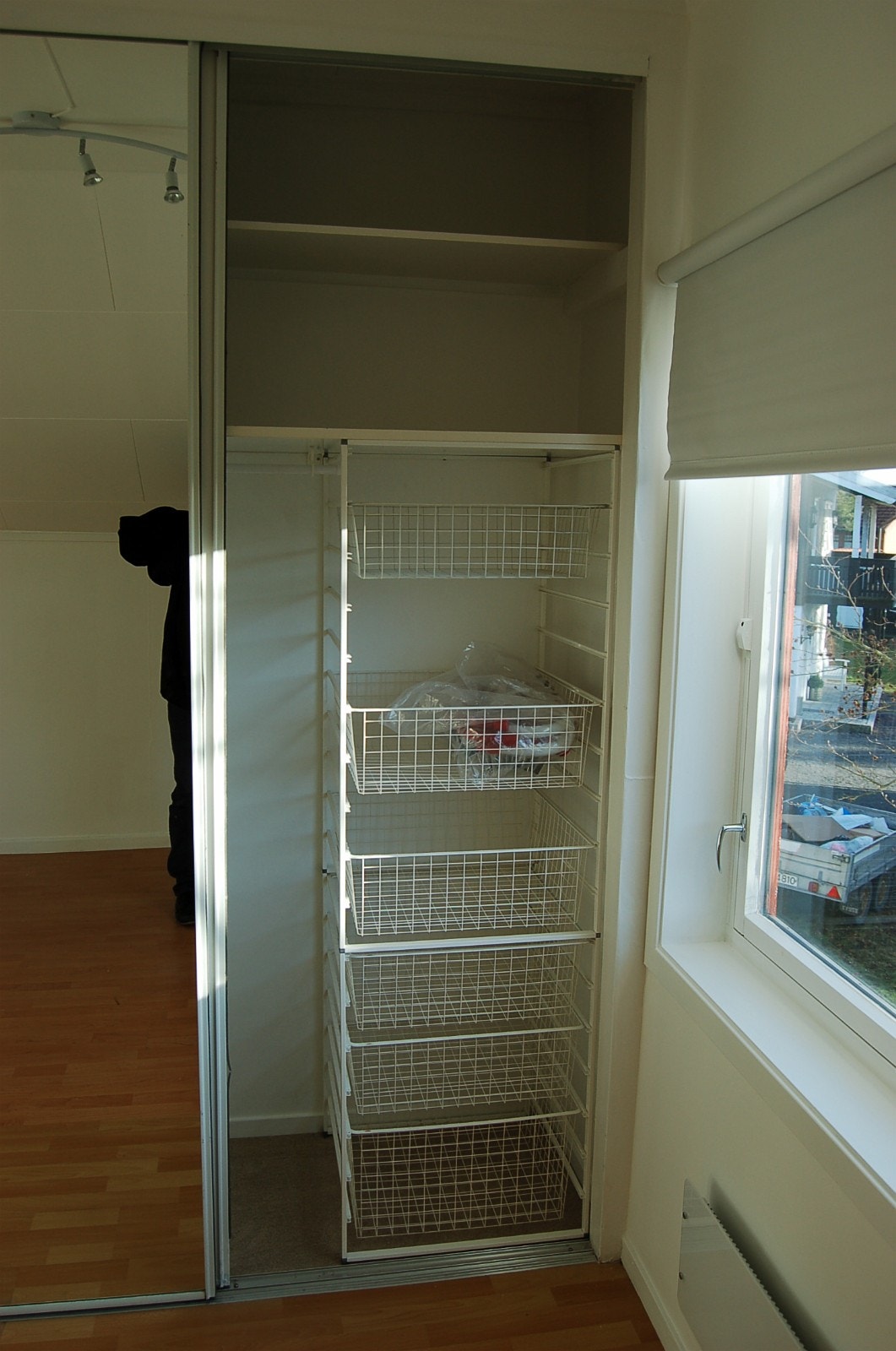 Innhold i garderobe for oppbevaring høyre (det er kleshengere mellom kurvene) Galleribilde