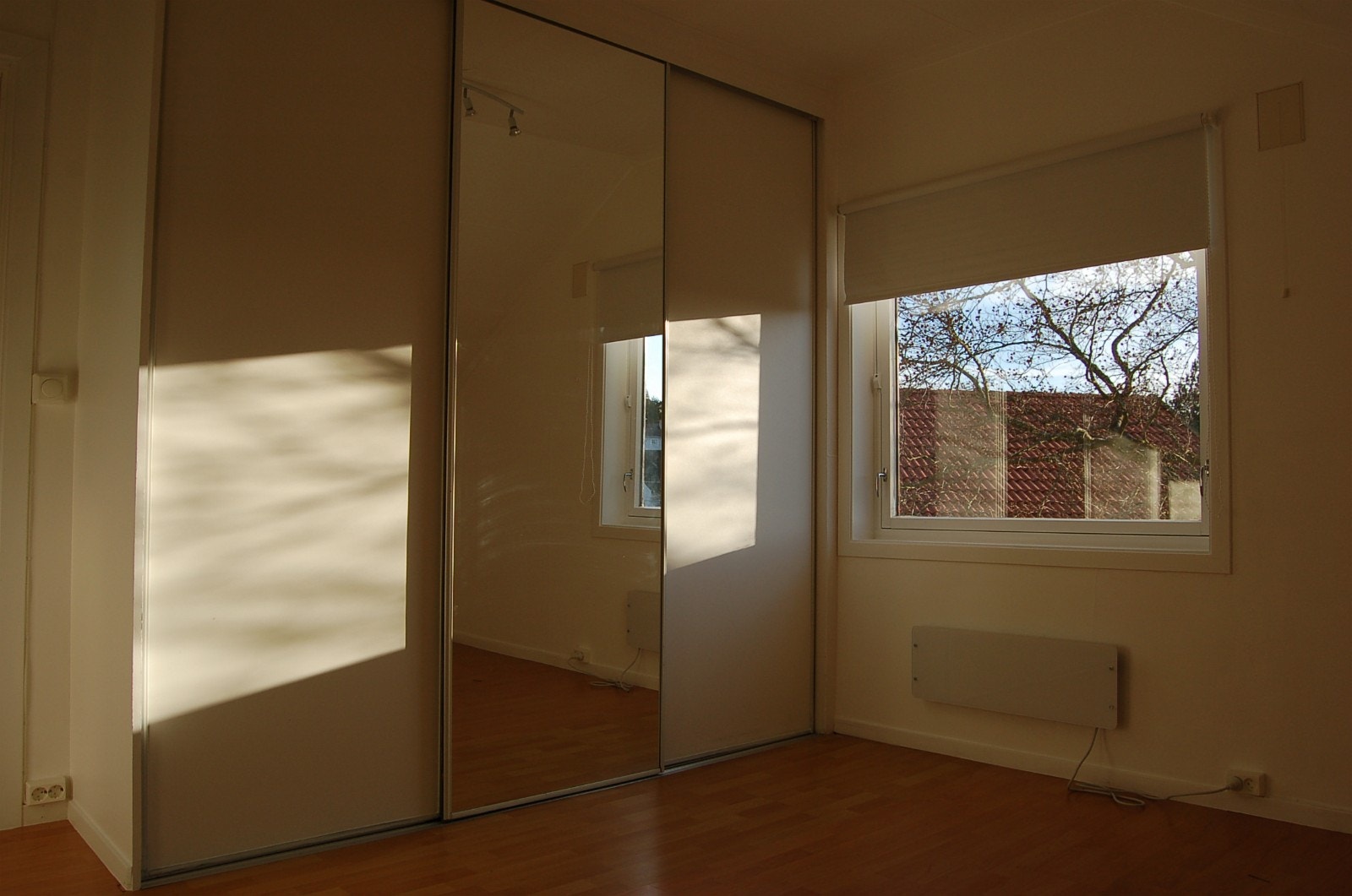Soverom 1 garderobe mot vindu Galleribilde