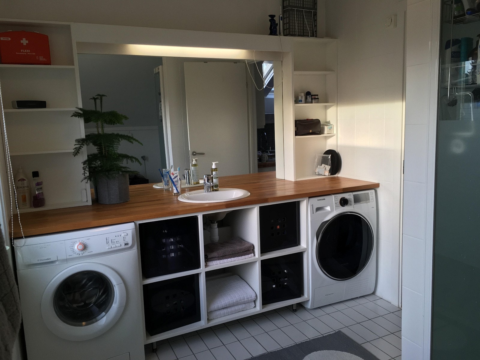 Seksjon på bad med mulighet for både vaskemaskin og tørketrommel. Kun vaskemaskin medfølger i leien. Galleribilde