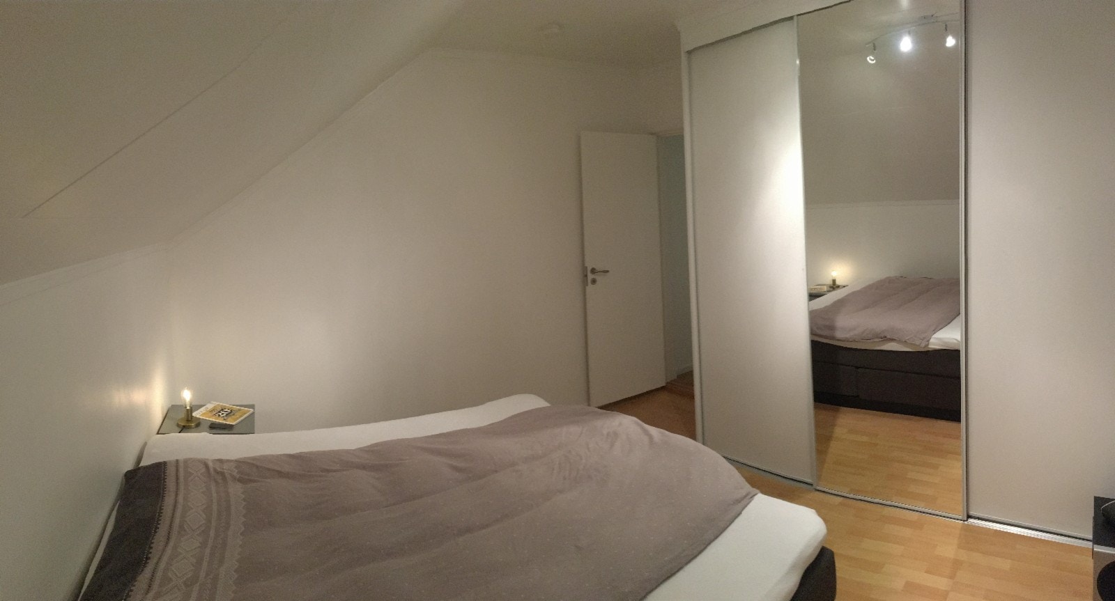 Soverom 1 med stor garderobe Galleribilde