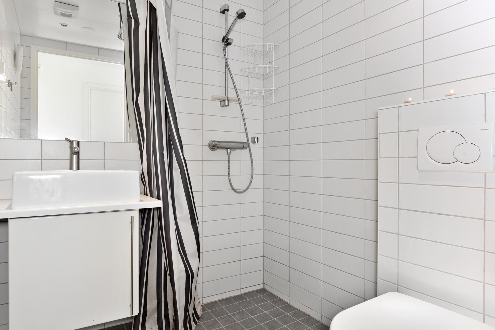 Bad 1 med dusjhjørne, toalett og servant Galleribilde