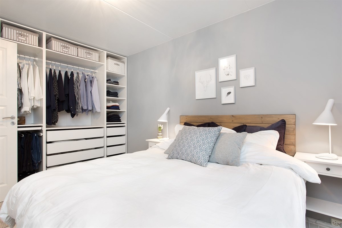 I hjørnet er det nylig montert en PAX-garderobe med god plass til oppbevaring. Galleribilde