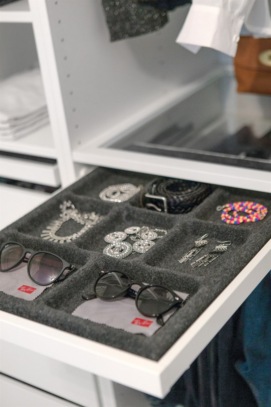 Garderoben har en egen smykkeskuff. Galleribilde