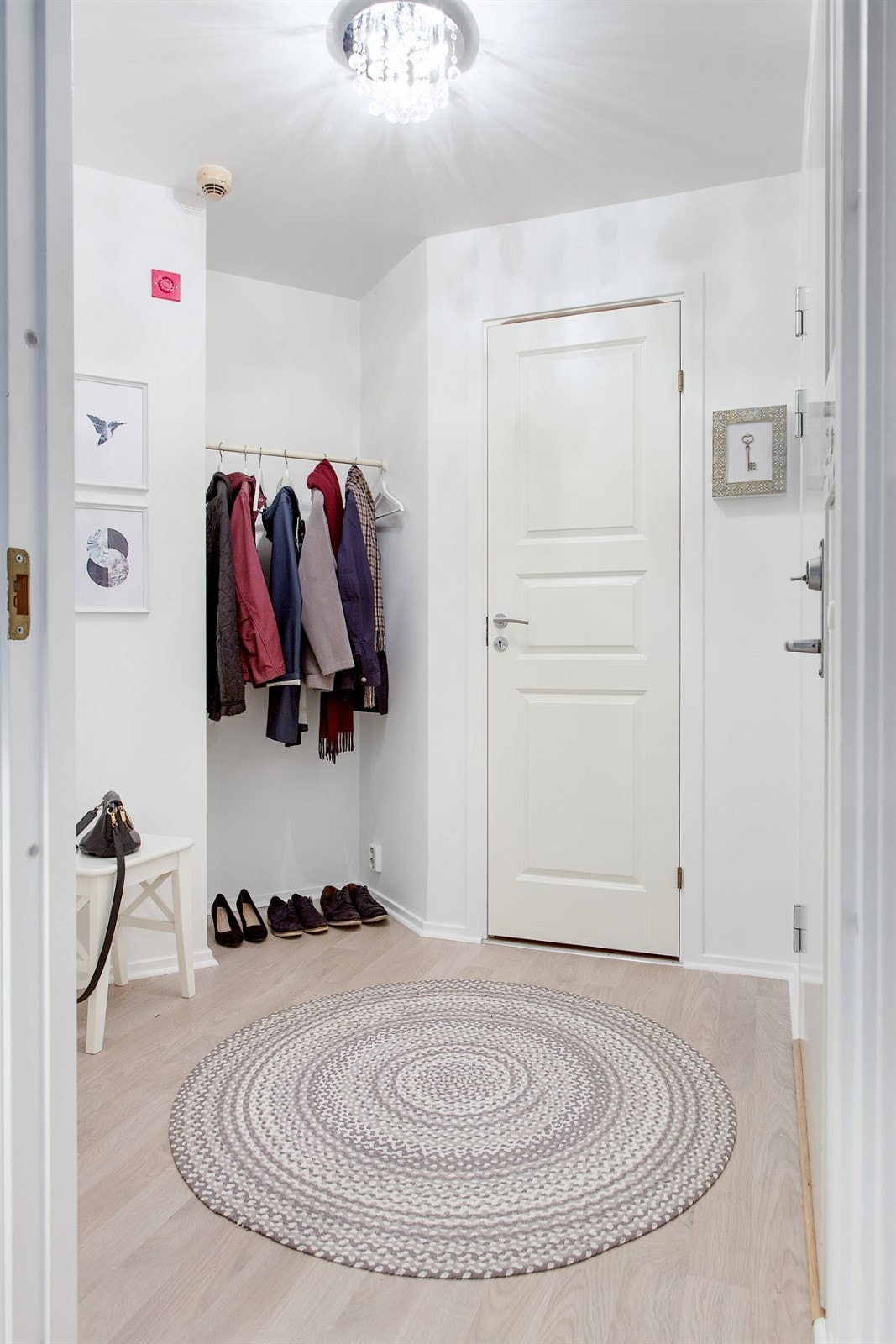 I entréen har du tilgang til boden som byr på ekstra lagringsplass. Ta en titt på visning! Galleribilde