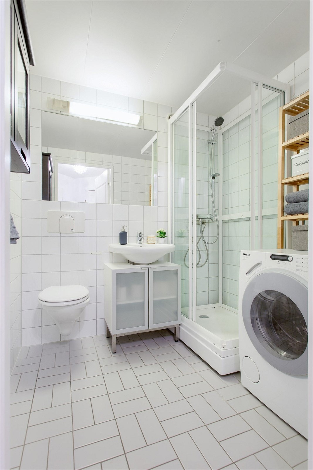 Vegger og gulv er flislagt med lyse fliser. Varmekablene i gulvet gir en lun og behagelig temperatur. Galleribilde