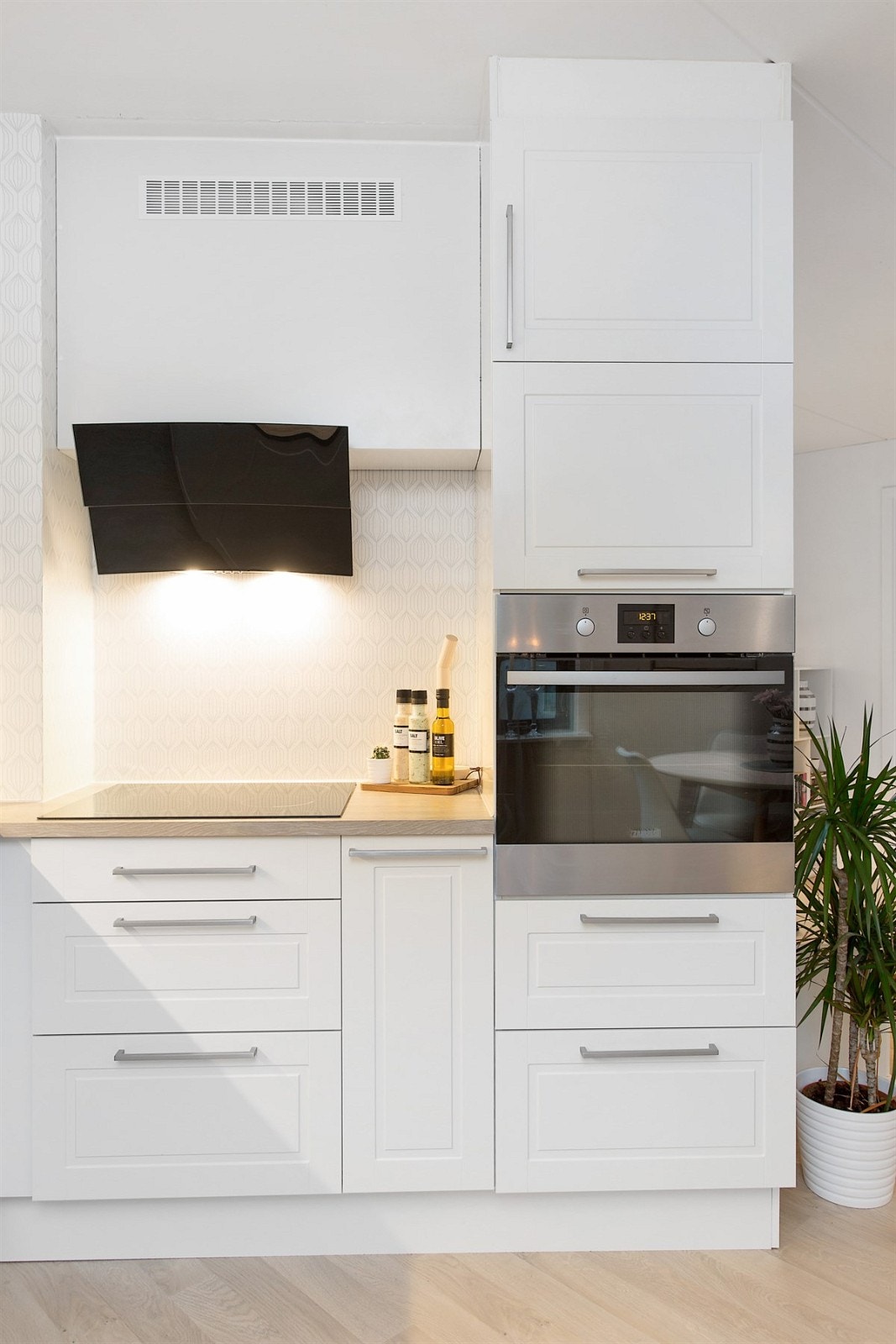 Her får du et moderne kjøkken med integrerte hvitevarer som komfyr, kjøl/frys, oppvaskmaskin og platetopp. Galleribilde