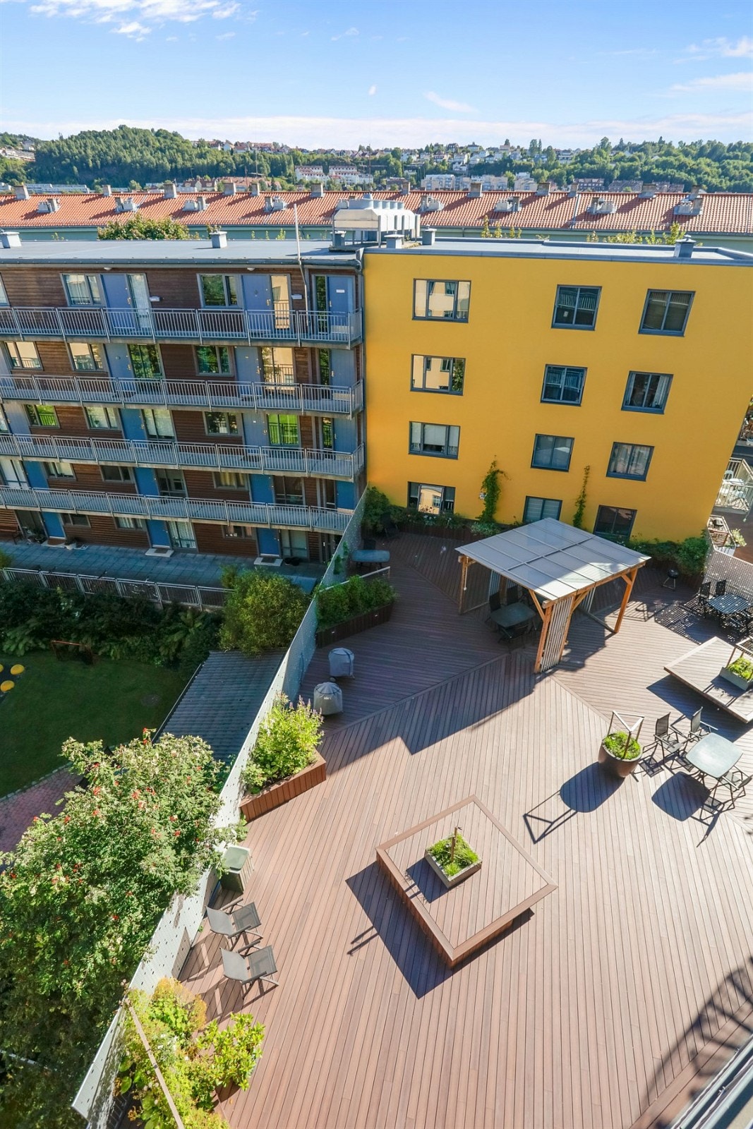 Den nyrenoverte terrassen er et fint sted å tilbringe tid på sommeren. Galleribilde