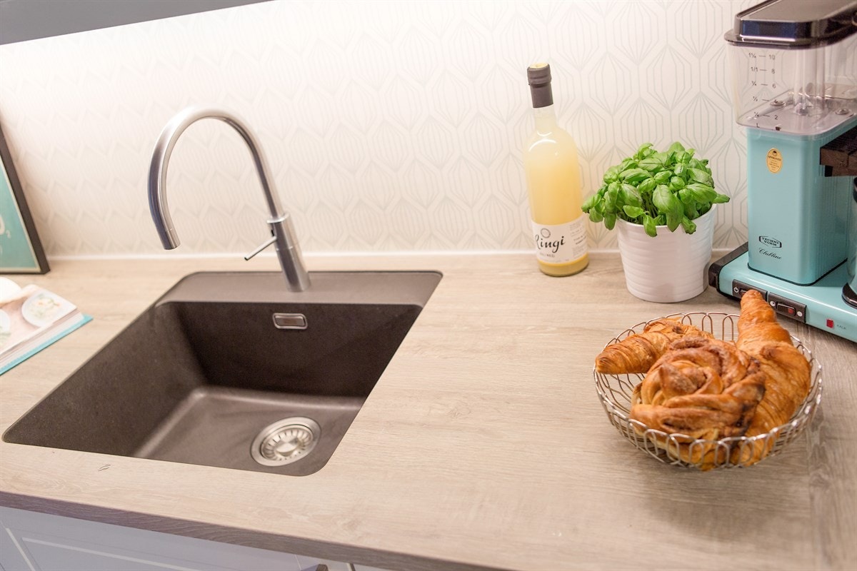 Benkeplaten er slitesterk med nedfelt kompositt oppvaskkum. Galleribilde