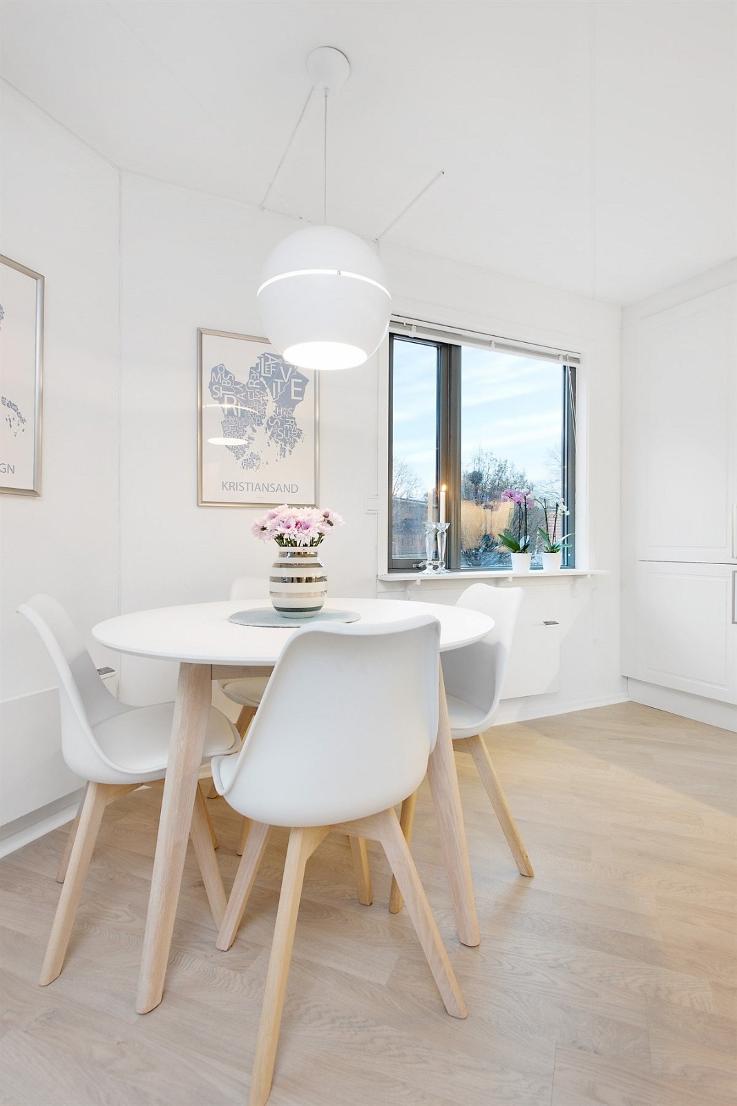 Alternativt kan det settes inn et større bord om ønskelig. Galleribilde