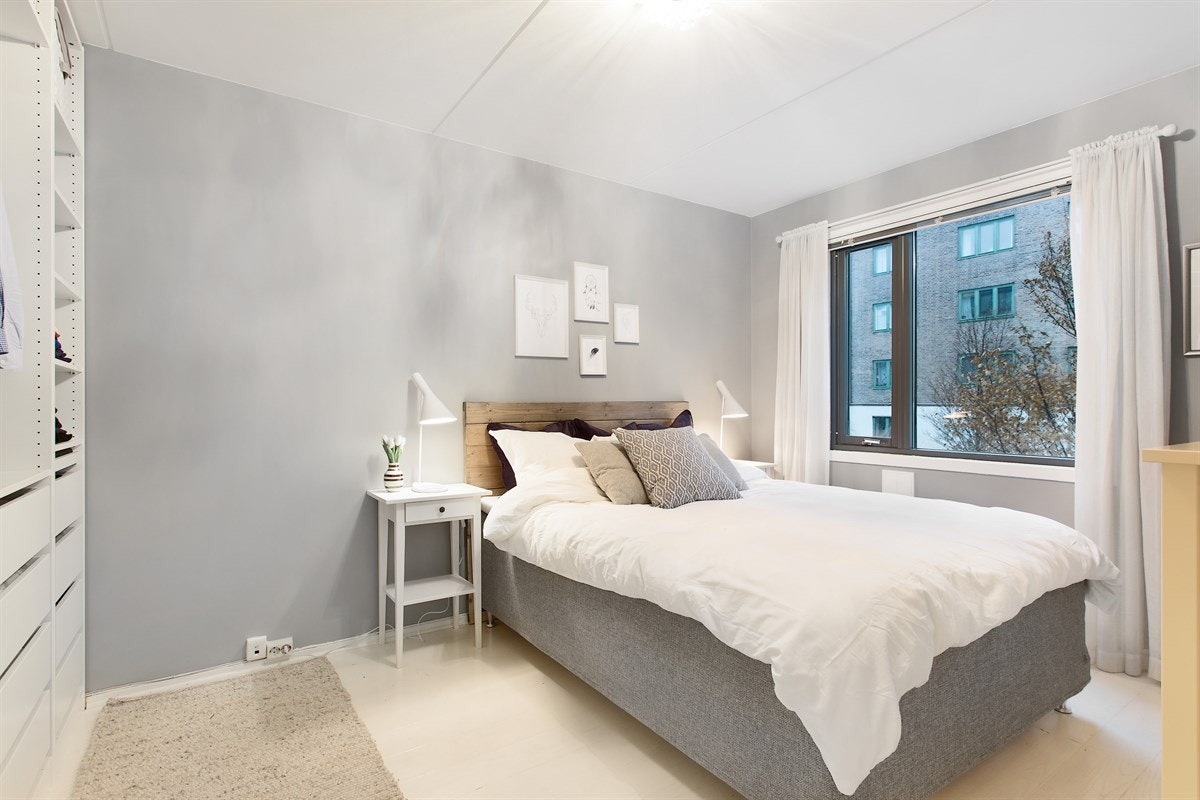 Rommet er malt i en lun gråtone, og vindusflaten slipper inn naturlig lys. Galleribilde