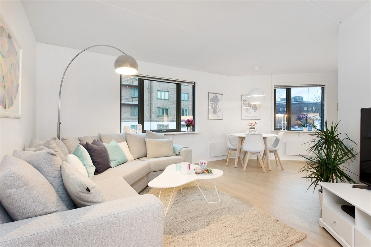 Den åpne stue- og kjøkkenløsningen gir rom for et spisebord mellom kjøkken og stue. Galleribilde