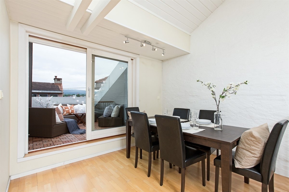 Stuebord, med utgang mot terassen Galleribilde