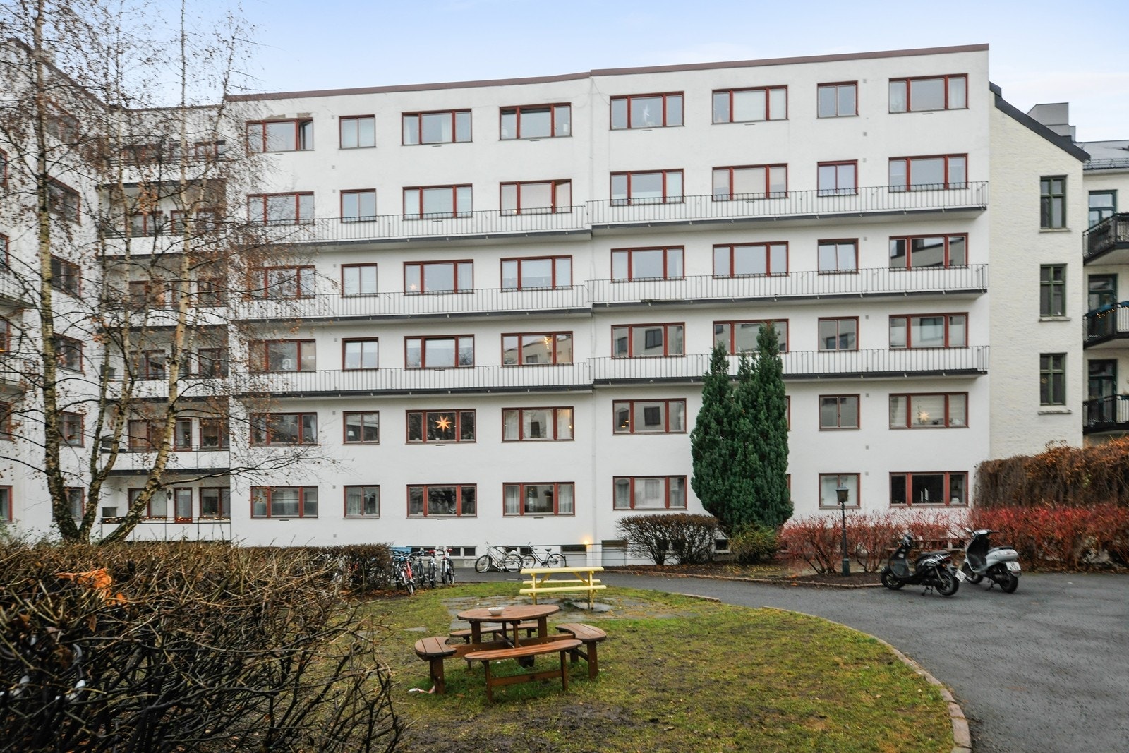 Fasaden med hyggelige grøntarealer og bakgårdshage Galleribilde