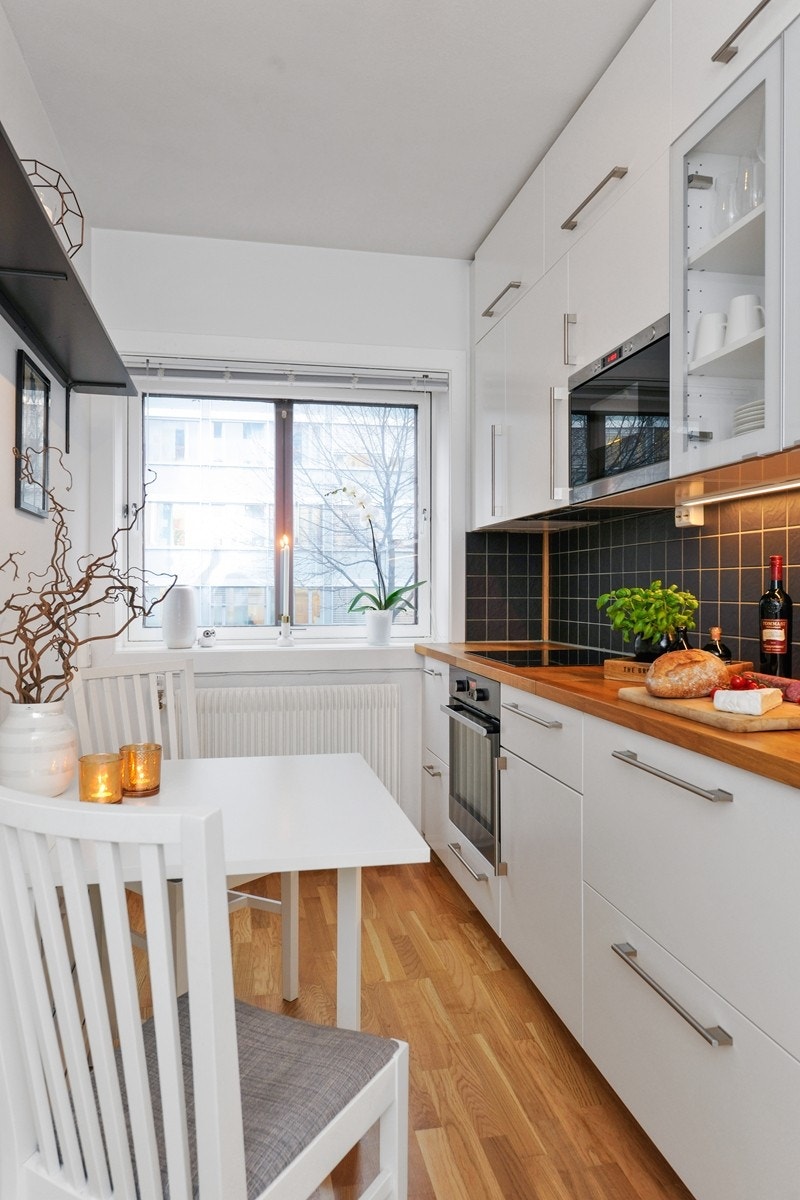 Lekkert kjøkken med alt teknisk utstyr integrert Galleribilde