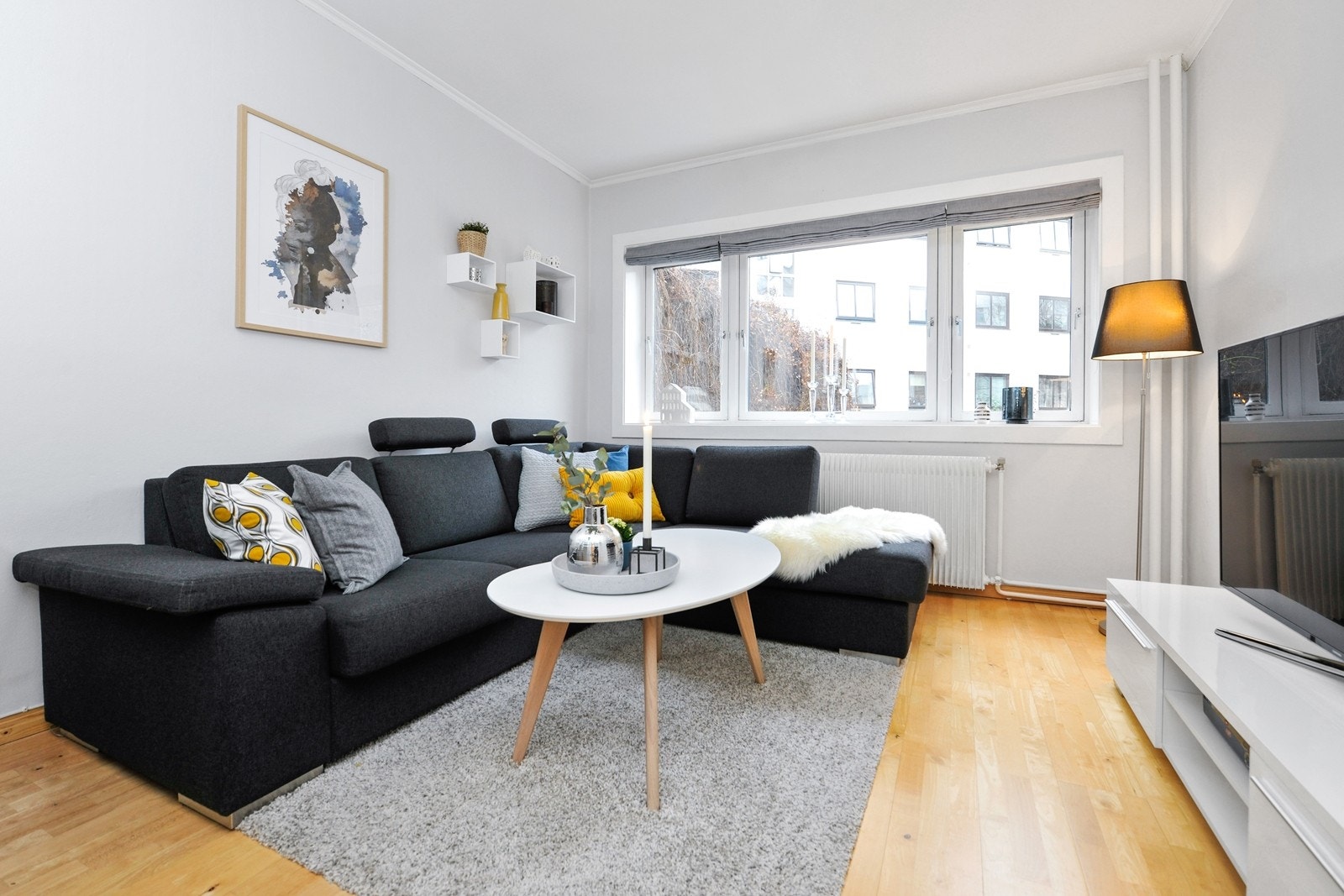 Stuen har store vindusflater mot den hyggelig bakgård Galleribilde