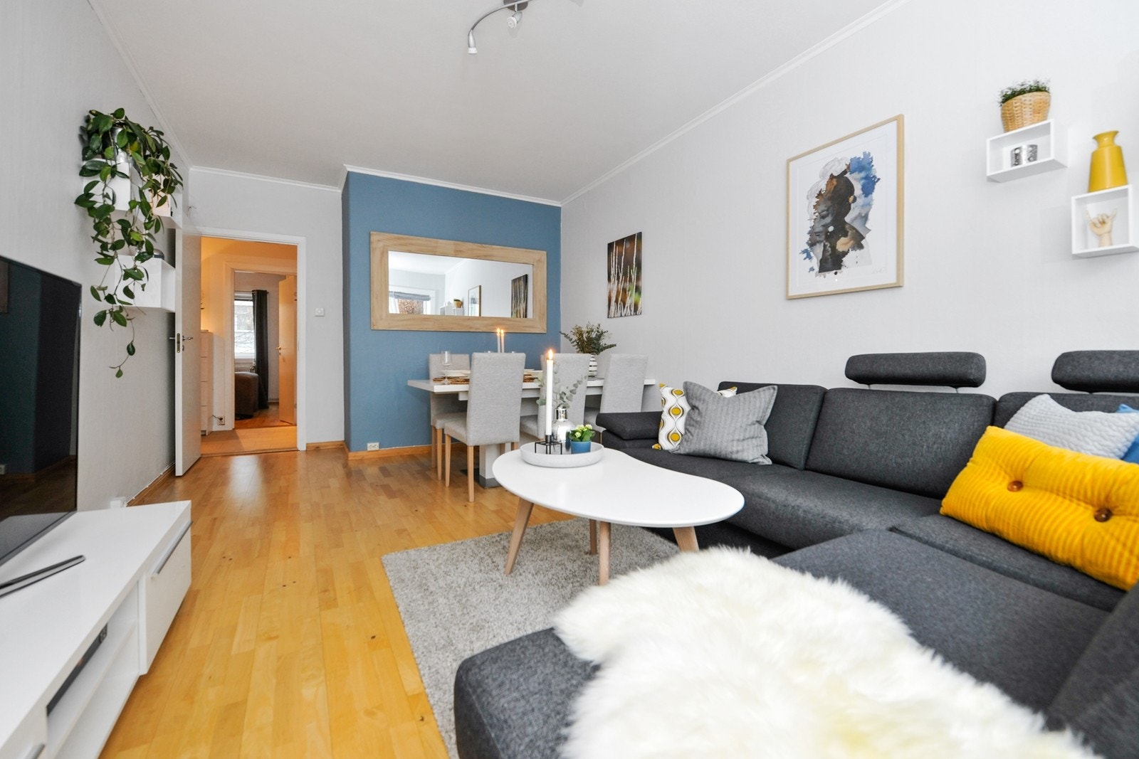 Nydelig kontrastvegg i den store stuen Galleribilde