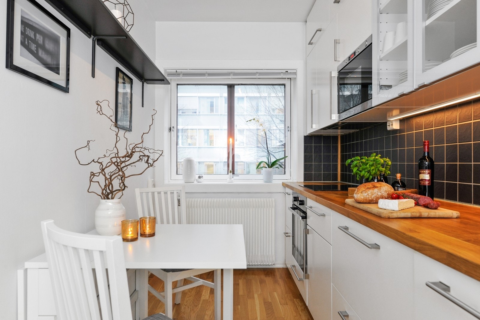 Kjøkkeninnredning med takhøye skap for makimal utnyttelse av plassen Galleribilde