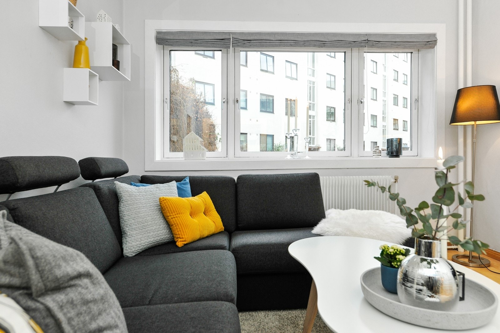 Lun og pent oppusset stue Galleribilde