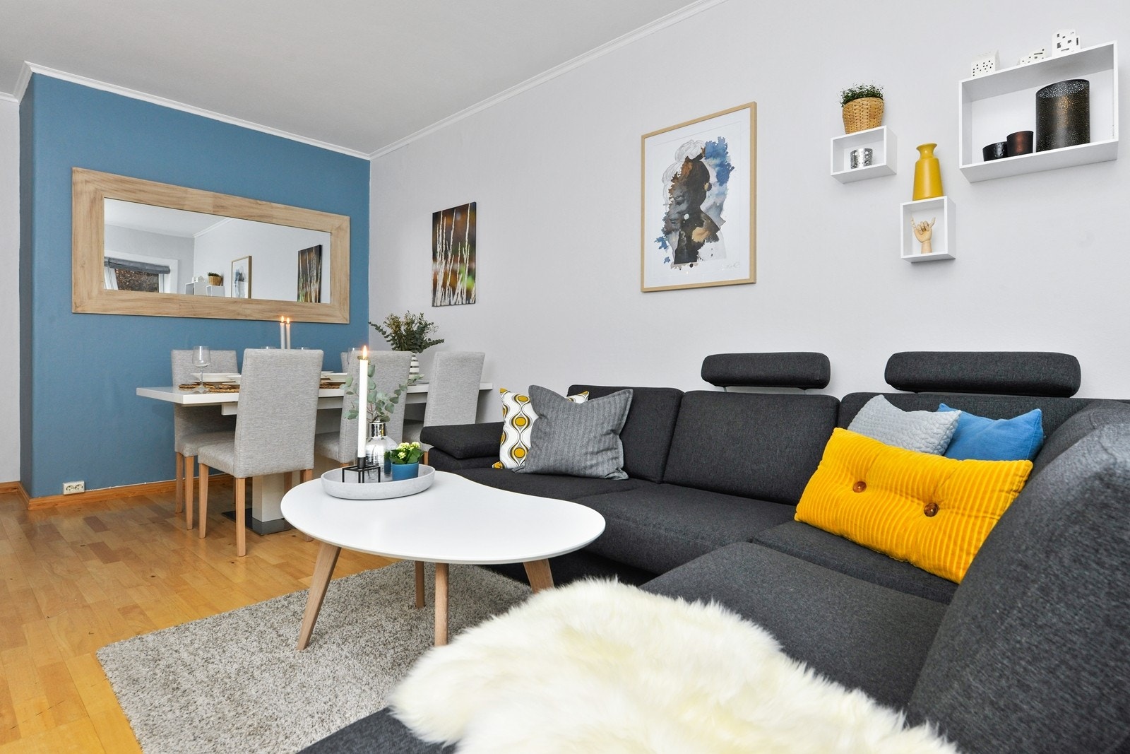 Det er god plass til både spisebord og sofagruppe i stuen Galleribilde