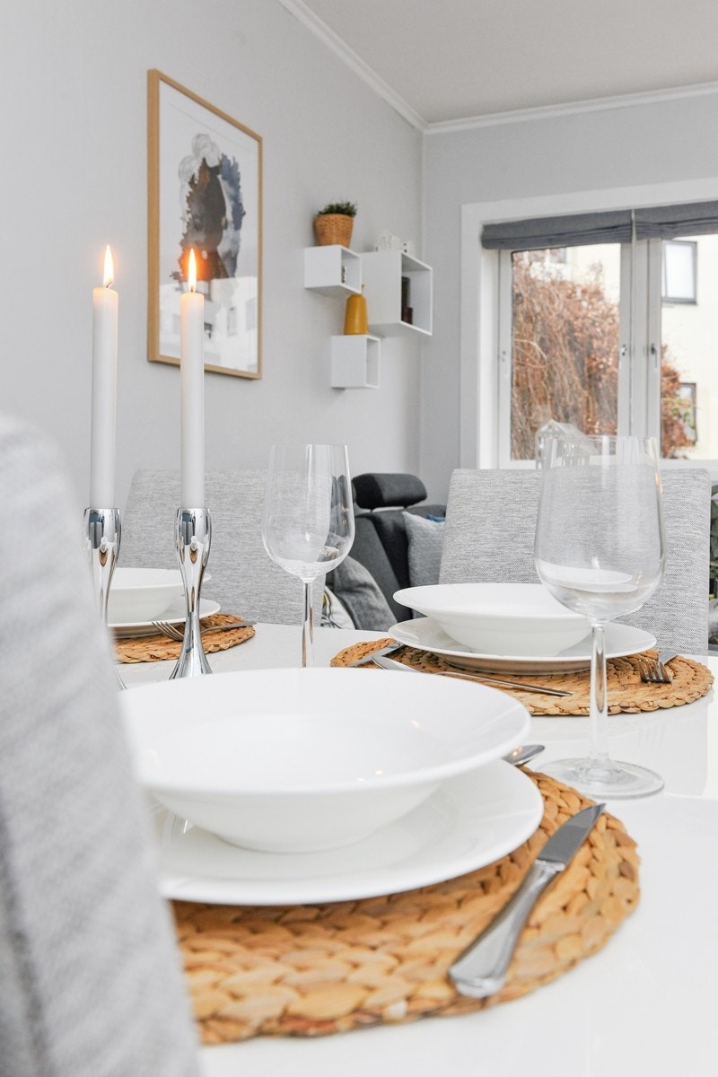 Den romslige stuen innbyr til sosiale samlinger Galleribilde