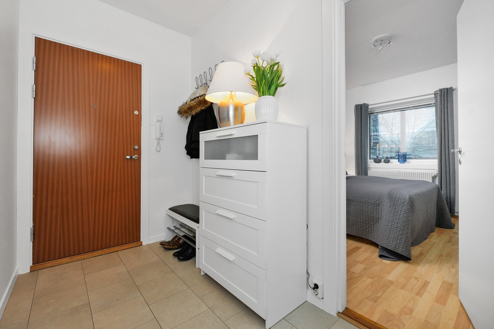 Nyoppusset gang med plass til klesavheng og skooppbevaring Galleribilde