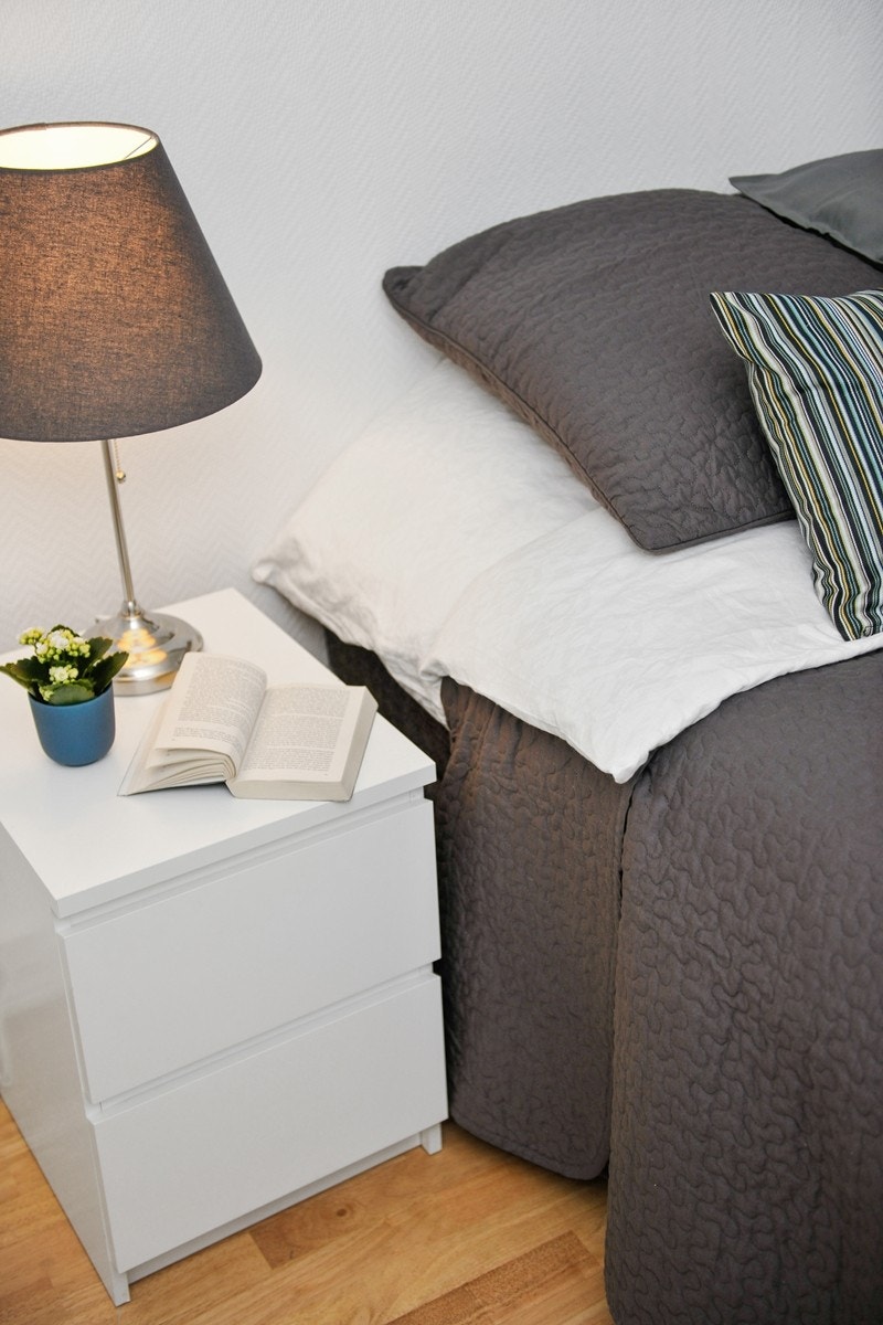 Soverommet er romslig, med plass til dobbeltseng, nattbord og garderober Galleribilde