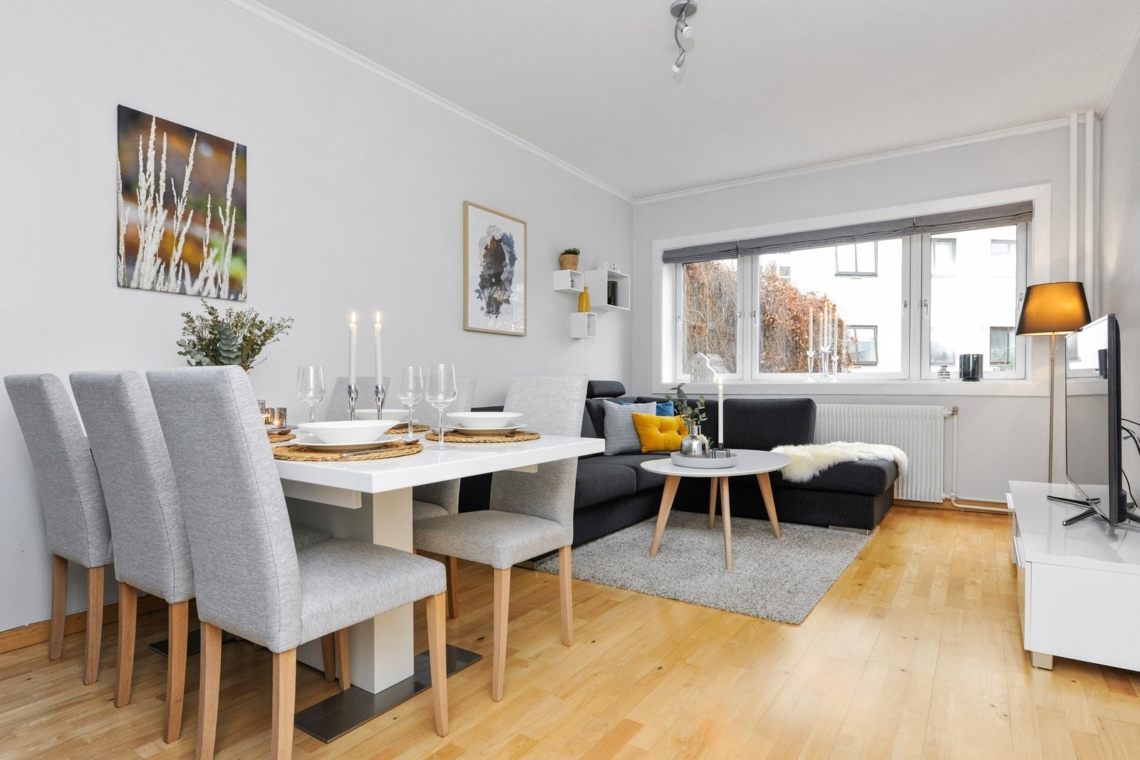 Romslig og pent oppusset stue med flere møbleringsmuligheter Galleribilde