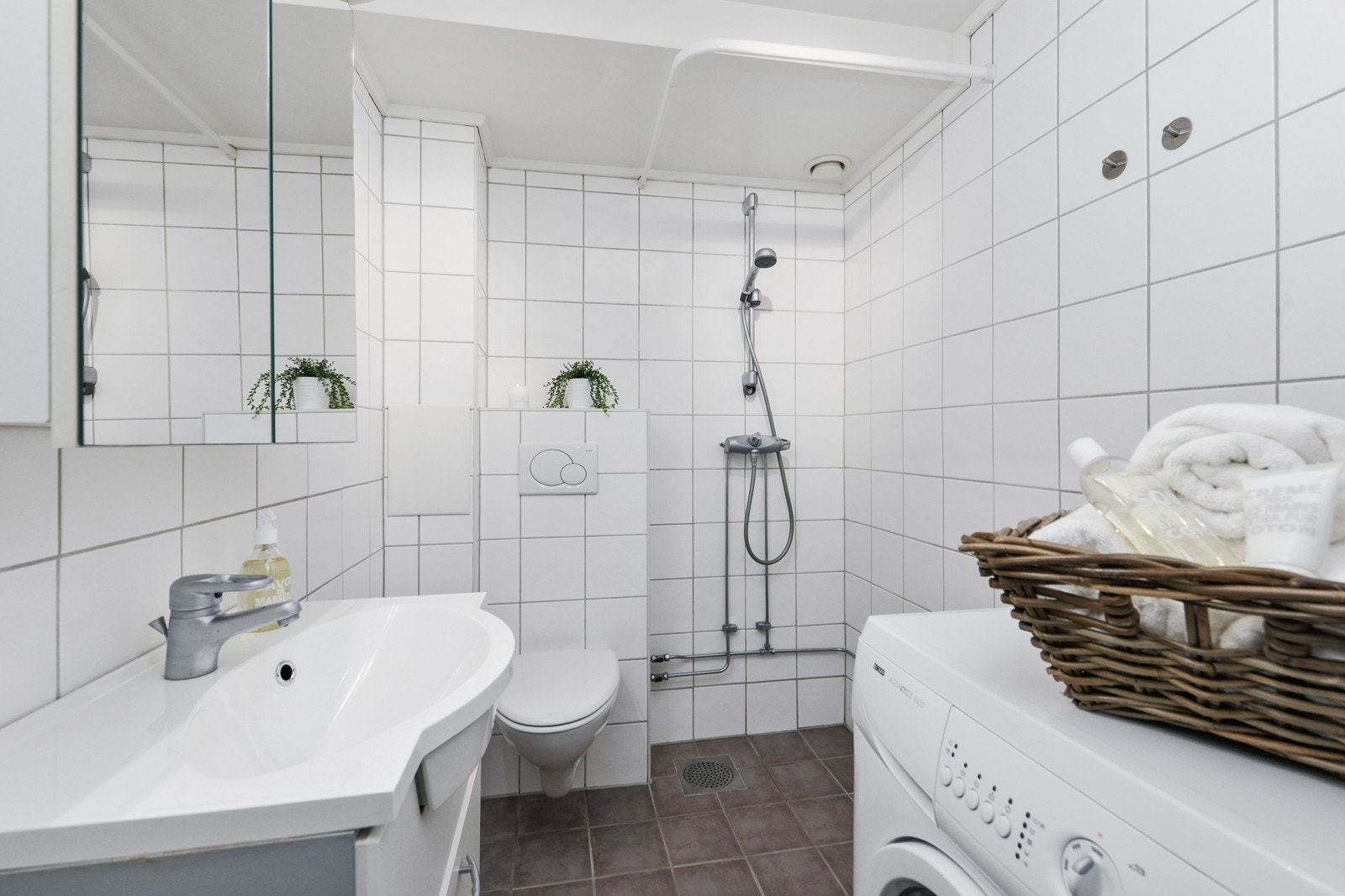 Delikat oppusset og flislagt bad med varmekabler Galleribilde