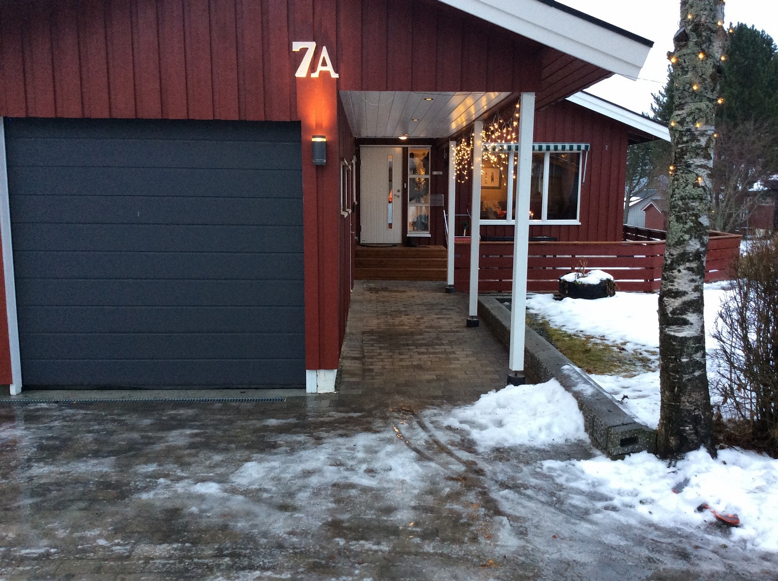 Huset sett fra gaten Galleribilde