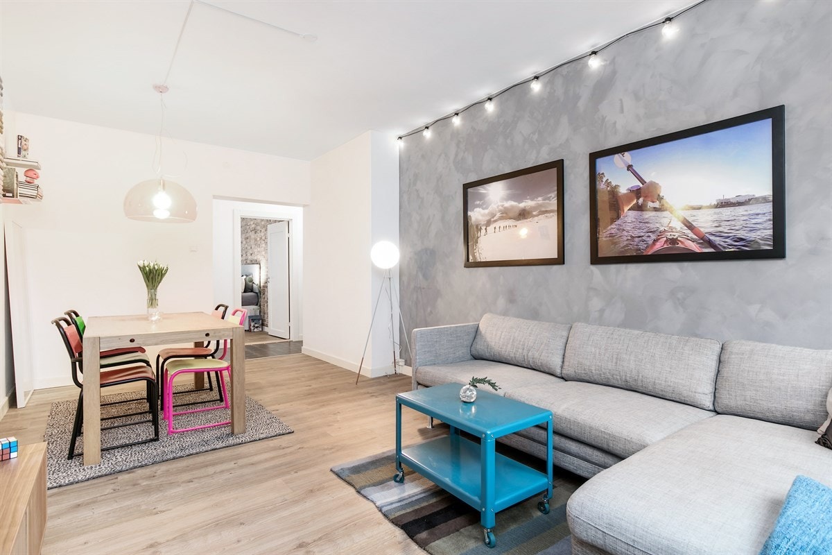 Romslig stue med god plass til sofagruppe og spisestuebord og stoler Galleribilde