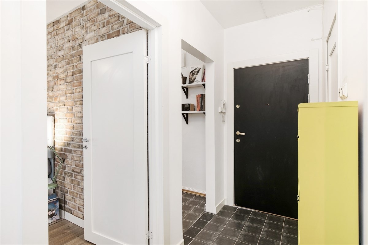 Entré/gang med flislagt gulv som gir adkomst til alle rom Galleribilde