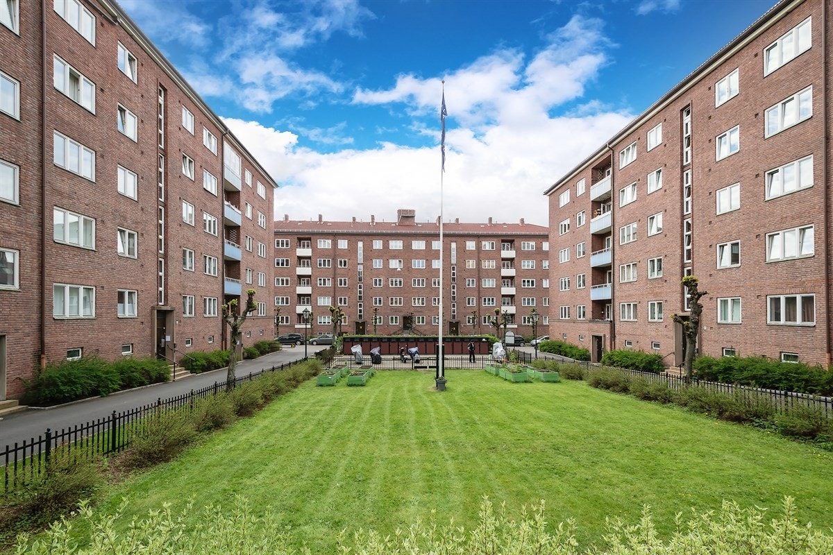Bakgården er frodig og pent opparbeidet Galleribilde