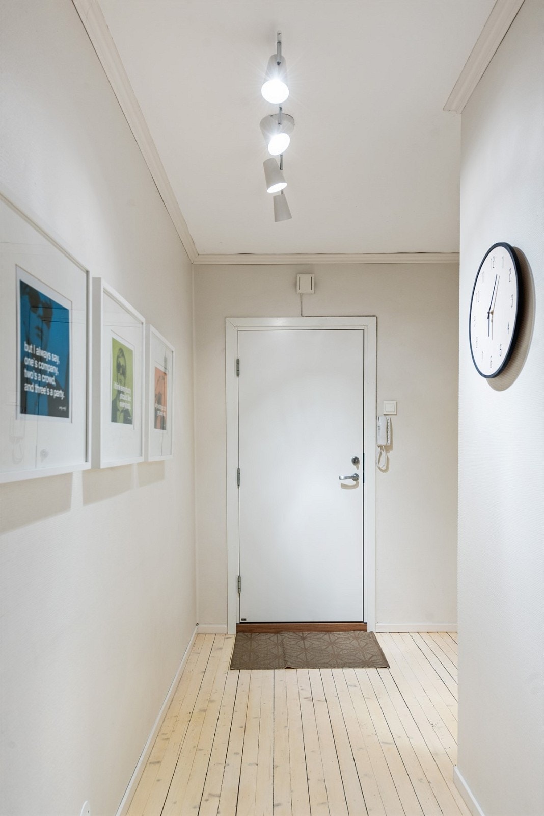 En åpen garderobeløsning gir mulighet for oppheng av yttertøy. Ved inngangsdøren er det montert porttelefon. Galleribilde