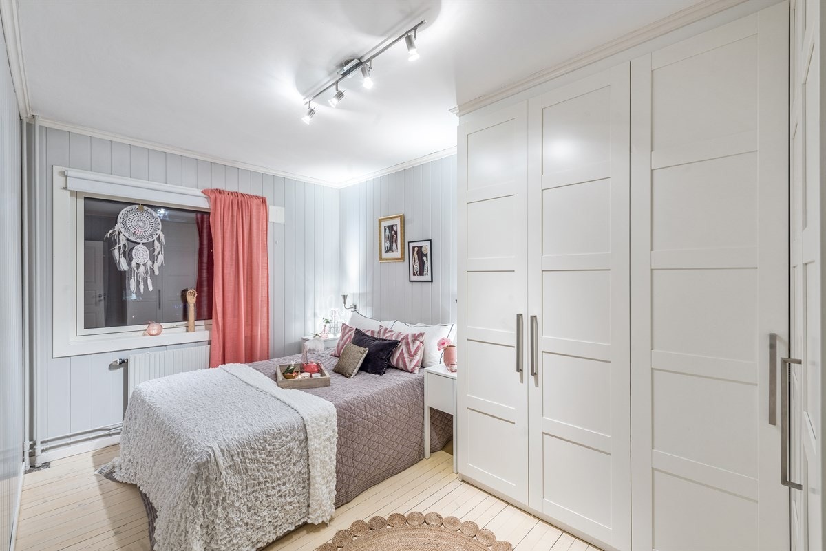 Leiligheten har et lyst og innbydende soverom med romslig, tilhørende garderobeløsning. Galleribilde