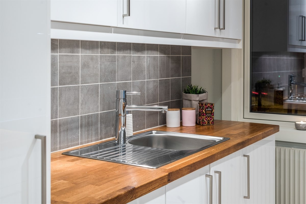 Delikat kjøkken med god skap- og benkeplass. Galleribilde