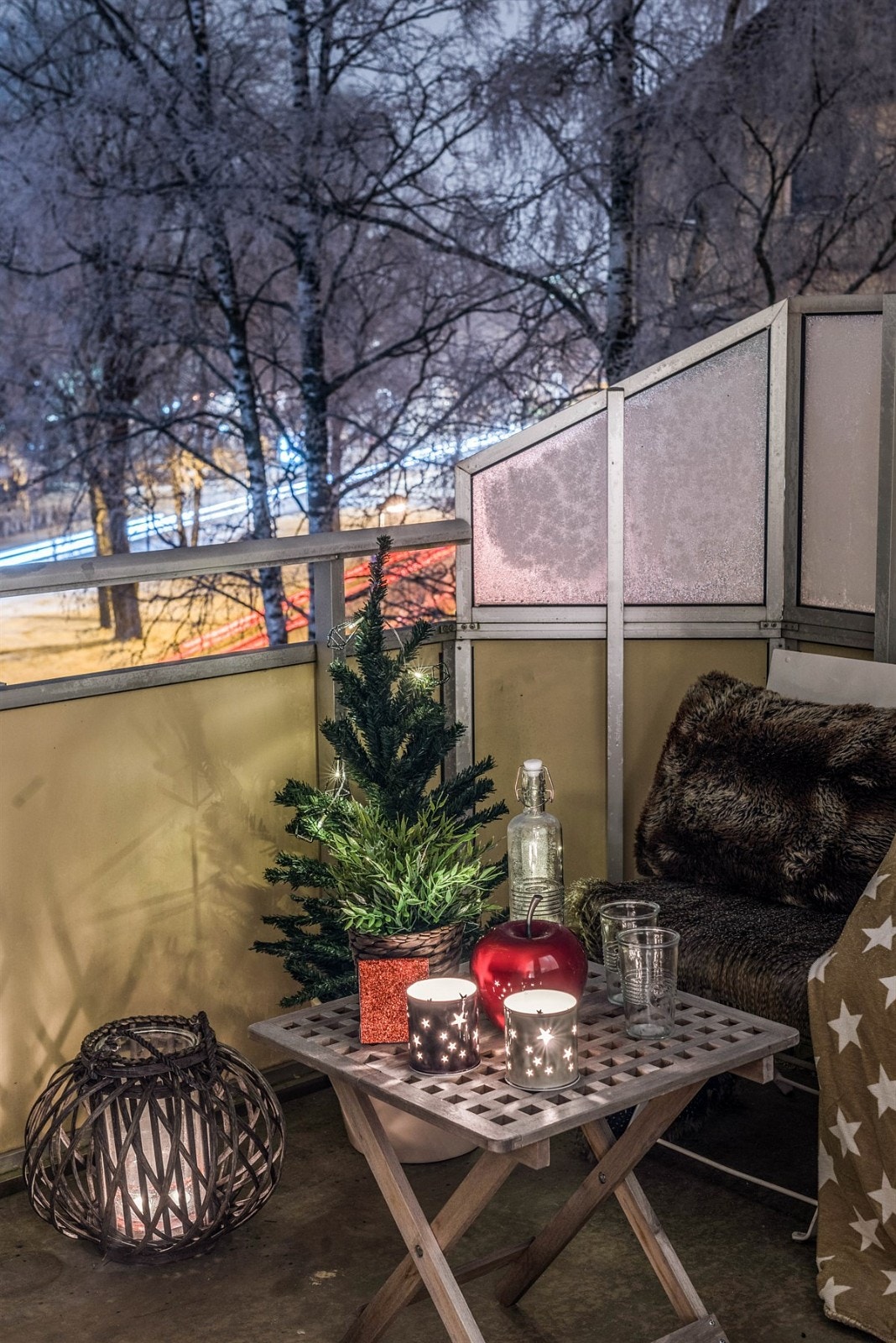 Boligen har utgang fra stuen til overbygd balkong i stål- og aluminiumskonstruksjon på ca. 8,5 kvm. Galleribilde