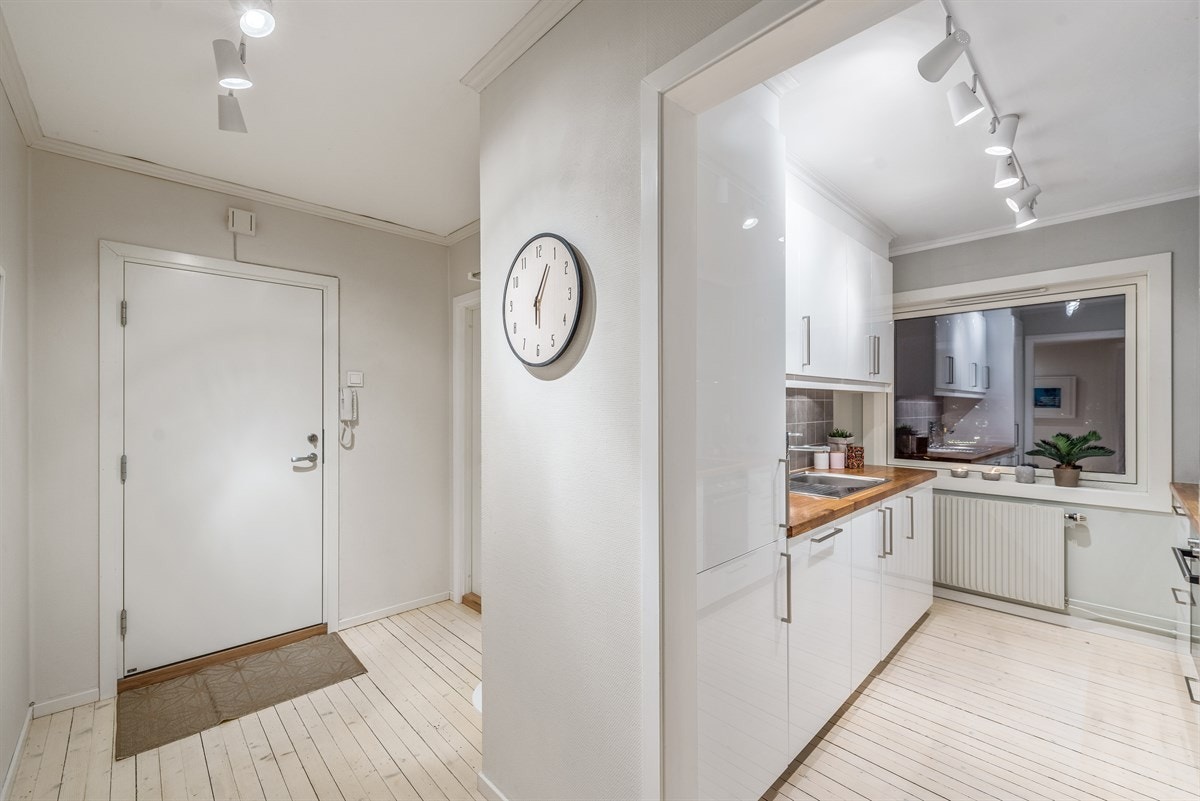 Entreen er lys og innbydende med originalt tregulv og malte vegger i en dus, nøytral fargetone. Galleribilde