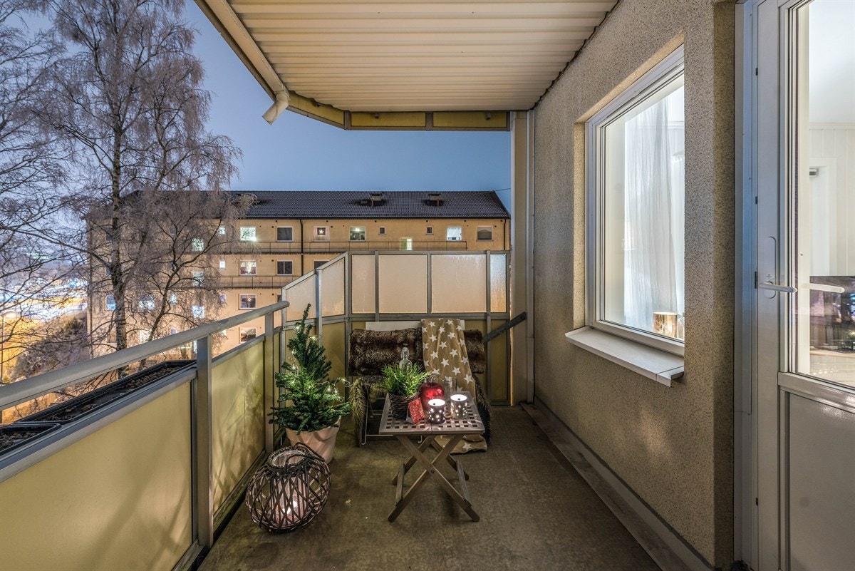 Her ute kan solen nytes fra morgen og helt fram til ca. kl. 18.30 om sommeren med koselig utsyn til nærområdet. Galleribilde