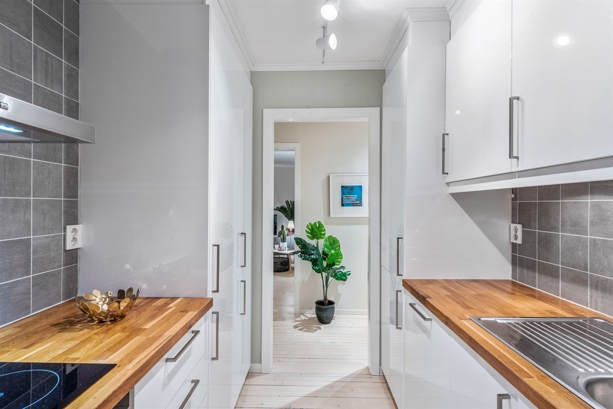 Leiligheten har et lyst og elegant kjøkken fra 2014, praktisk designet med god benke- og lagringsplass. Galleribilde