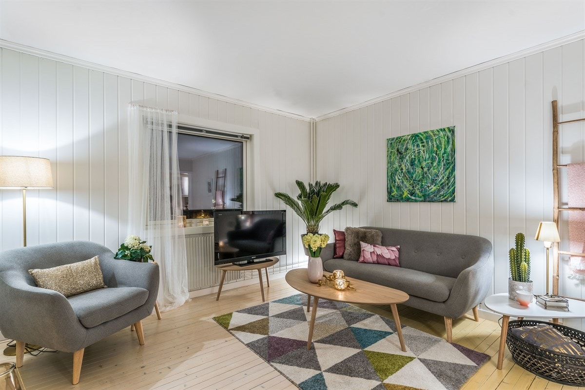 Leiligheten har en lys og særdeles trivelig stue med fint lysinnslipp fra vinduer på to vegger. Galleribilde